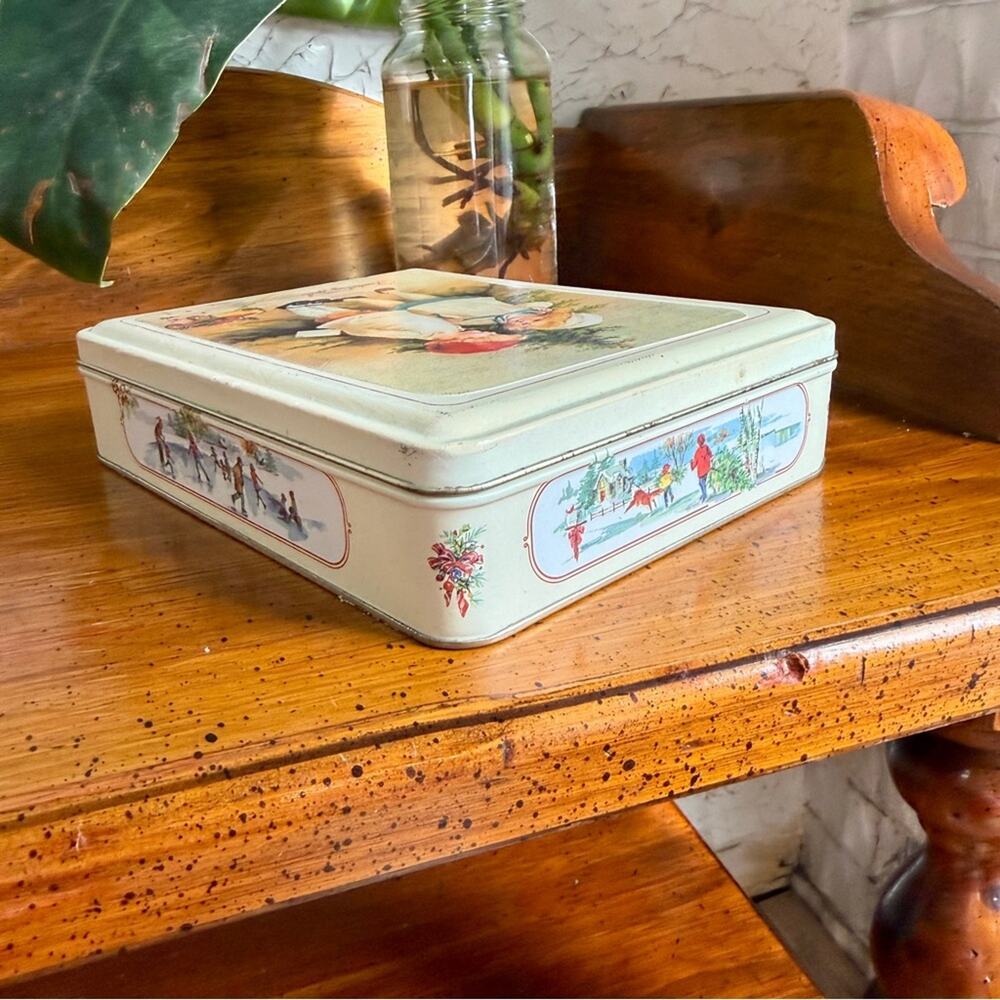 Vintage Christmas Tin with Children Illustration - Picture 4 of 6